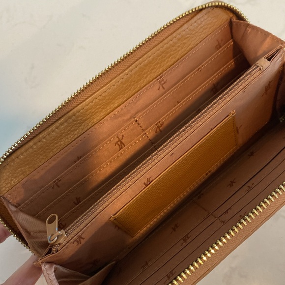 Kenneth Cole New York beige zip around accordion wallet - Picture 8 of 13